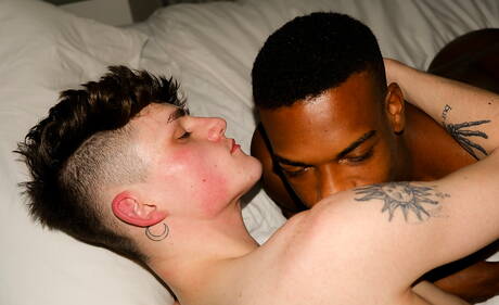 Znani Amerykanie, dobrze zbudowany Adrian Hart i młody facet Avery Jones w seksie czarno-białym