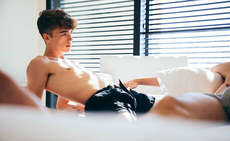 Heiße amerikanische Jungs, der junge Kerl Tannor Reed und der hübsche Junge Zach Astor in einer heißen homosexuellen Szene