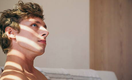 El jovencito estadounidense Tannor Reed y el guapo Zach Astor en una escena homosexual caliente