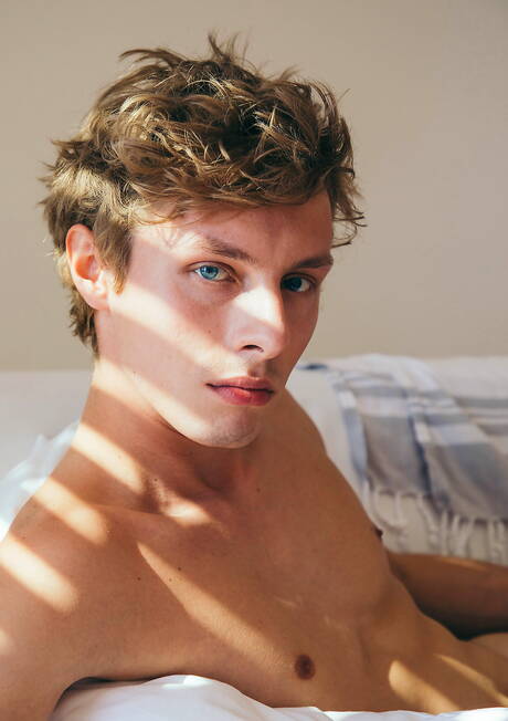 El jovencito estadounidense Tannor Reed y el guapo Zach Astor en una escena homosexual caliente