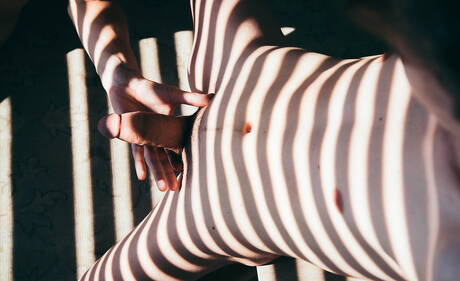 El jovencito estadounidense Tannor Reed y el guapo Zach Astor en una escena homosexual caliente