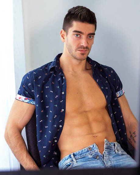 フランスのカワウソのオリヴィエ・ロバートとカナダの雄牛のラファエル・ルイが熱いセックスをする