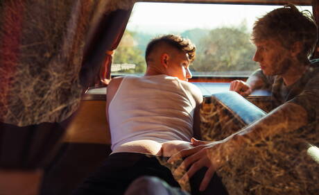 Nette amerikanische Jungs, heißer Twink Avery Jones und hübscher Junge Zach Astor haben draußen heißen Sex