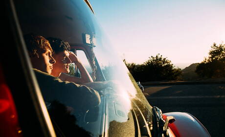 Nette amerikanische Jungs, heißer Twink Avery Jones und hübscher Junge Zach Astor haben draußen heißen Sex