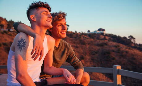 Nette amerikanische Jungs, heißer Twink Avery Jones und hübscher Junge Zach Astor haben draußen heißen Sex