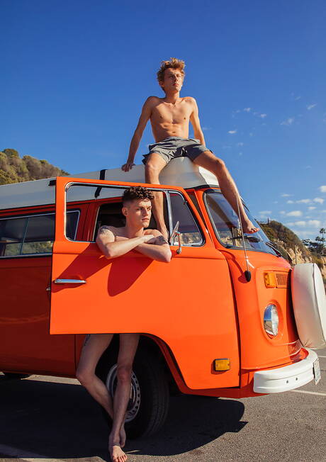 Nette amerikanische Jungs, heißer Twink Avery Jones und hübscher Junge Zach Astor haben draußen heißen Sex