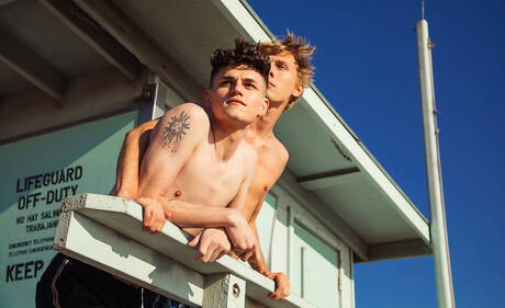 Nette amerikanische Jungs, heißer Twink Avery Jones und hübscher Junge Zach Astor haben draußen heißen Sex