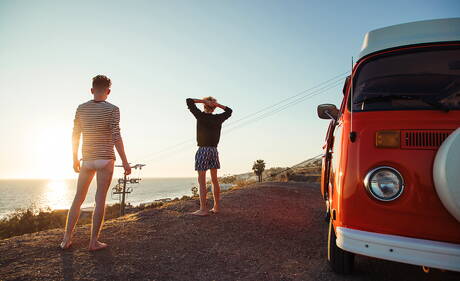 Nette amerikanische Jungs, heißer Twink Avery Jones und hübscher Junge Zach Astor haben draußen heißen Sex