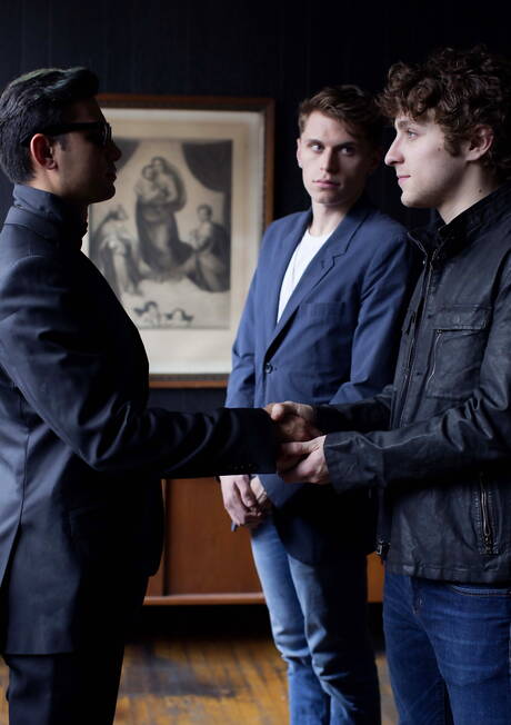 Adam Ramzi, Calvin Banks, Carter Dane, Jacen Zhu, Levi Karter en Sean Ford poseren buiten en zuigen elkaar af