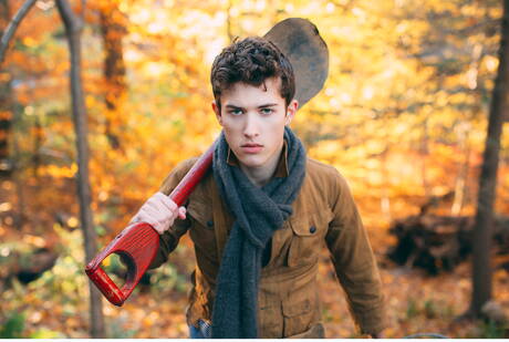 Adam Ramzi, Calvin Banks, Carter Dane, Jacen Zhu, Levi Karter en Sean Ford poseren buiten en zuigen elkaar af