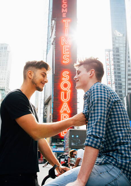 Zwei amerikanische Jungs, der junge Angel Rivera und der schöne Avery Jones, haben guten Sex im Freien