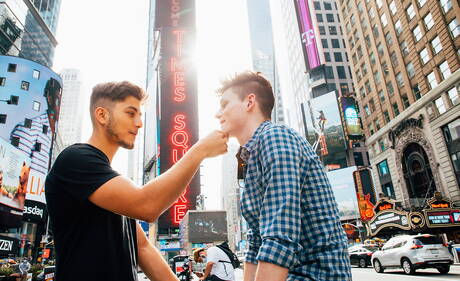 Zwei amerikanische Jungs, der junge Angel Rivera und der schöne Avery Jones, haben guten Sex im Freien