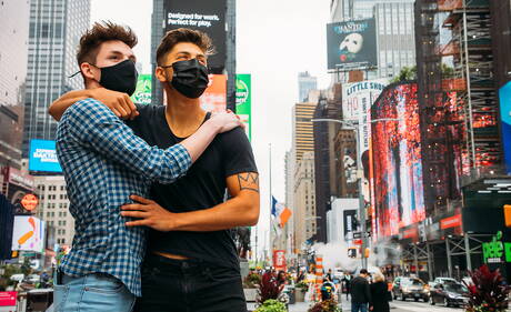 Zwei amerikanische Jungs, der junge Angel Rivera und der schöne Avery Jones, haben guten Sex im Freien