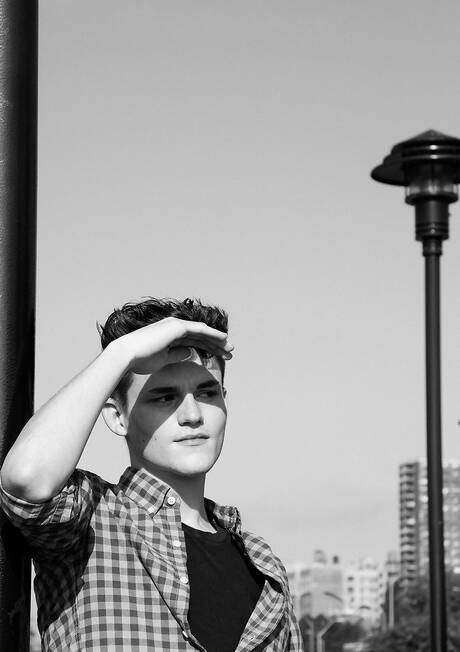 Zwei amerikanische Jungs, der junge Angel Rivera und der schöne Avery Jones, haben guten Sex im Freien