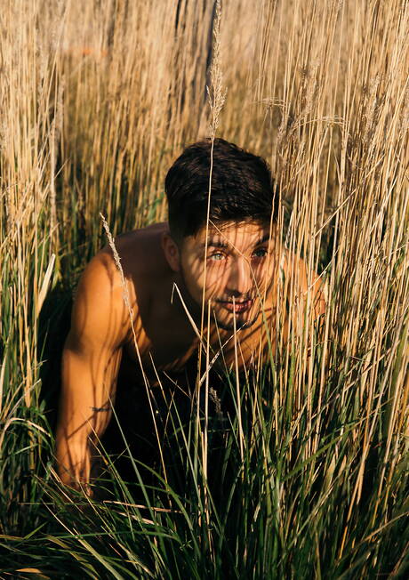 Dos chicos estadounidenses, el joven Angel Rivera y el guapo Avery Jones, tienen un buen sexo al aire libre.