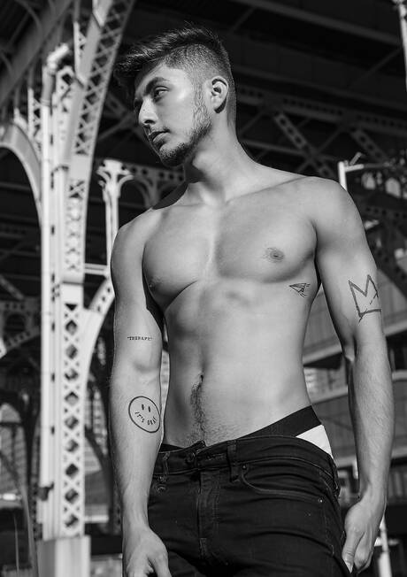 Zwei amerikanische Jungs, der junge Angel Rivera und der schöne Avery Jones, haben guten Sex im Freien