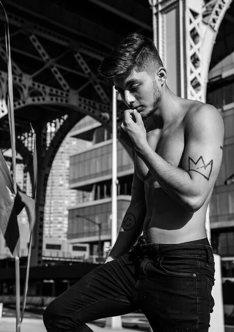 Zwei amerikanische Jungs, der junge Angel Rivera und der schöne Avery Jones, haben guten Sex im Freien