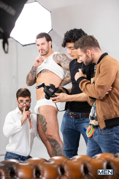 Men: Latino beefcake Dann Grey and american bodybuilder Papi Kocic drilling an ass