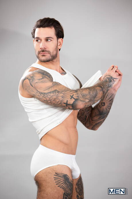 Der Latino-Muskelprotz Dann Grey und der amerikanische Bodybuilder Papi Kocic bohren einen Arsch