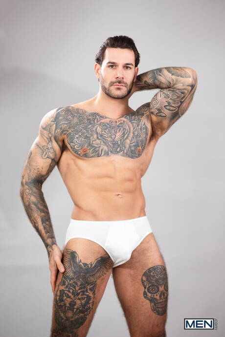 Men: Latino beefcake Dann Grey and american bodybuilder Papi Kocic drilling an ass