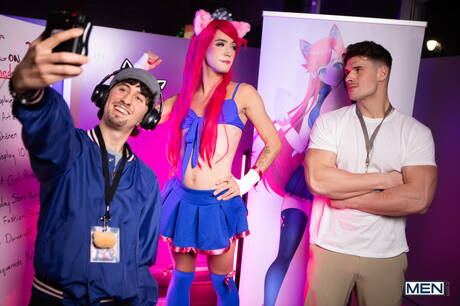 カナダのボディビルダー、マリク・デルガティとアクセル・ローズが熱いアナルファックアクションを披露