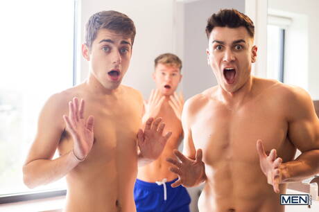 性感火辣的 Joey Mills、Dean Young 和 Mister Deep Voice 在戶外互相吸吮和操弄