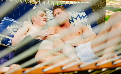 Dois garotos americanos, o lindo Avery Jones e o musculoso Roman Todd, têm uma cena de casal quente ao ar livre