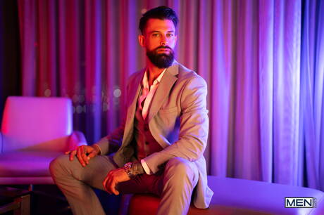 Los sexys estadounidenses, el supersemental Roman Todd y el oso gay Alpha Wolfe se follan mutuamente en la ducha