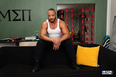 Der harte Ebenholztyp Dillon Diaz und Kyle ficken nach dem interracialen Saugen in den Arsch