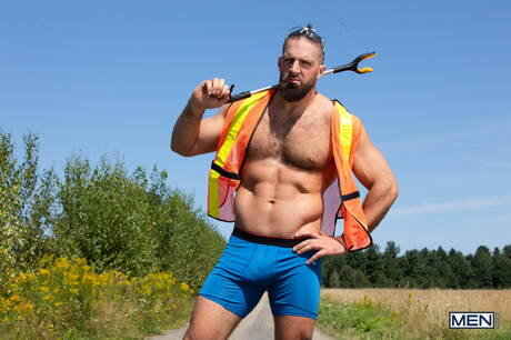 Amerikaanse pornosterren, knappe Trevor Brooks en bodybuilder Chuck Conrad in hete homoseksuele actie in de buitenlucht