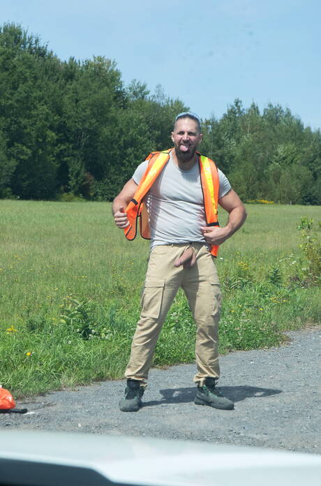 Les stars du porno américaines Trevor Brooks et le culturiste Chuck Conrad dans une action homosexuelle torride en extérieur