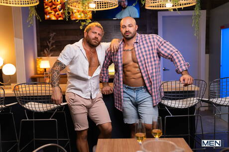 Heiße Amerikaner, der haarige Bär Riley Mitchel und der Bulle Nick Cranston ficken nach dem Blowjob