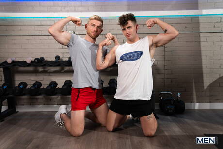 Nette amerikanische Jungs Strongman Trevor Brooks und Bull Matthew Ellis haben eine heiße Paarszene