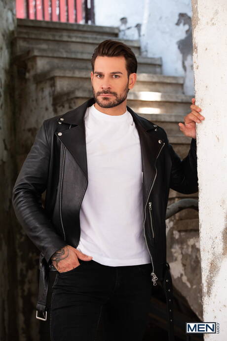 Men: British muscular Craig Marks and american muscular Papi Kocic have a good anal sex outdoor