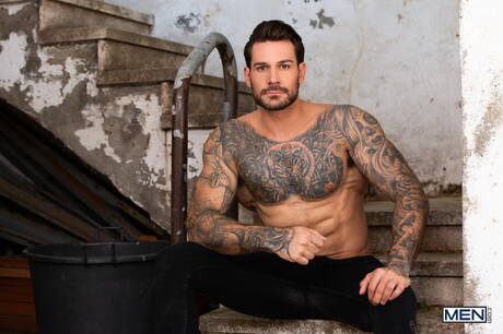 Der britische Muskel Craig Marks und der amerikanische Muskel Papi Kocic haben einen guten Analsex im Freien