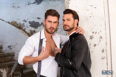 British muscular Craig Marks and american muscular Papi Kocic have a good anal sex outdoor