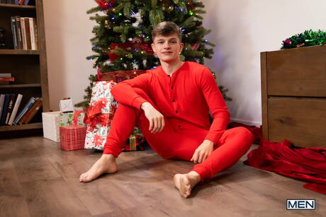 Les mecs américains chauds, le jeune Jake Preston et le musclé Dom King baisent le cul après avoir sucé