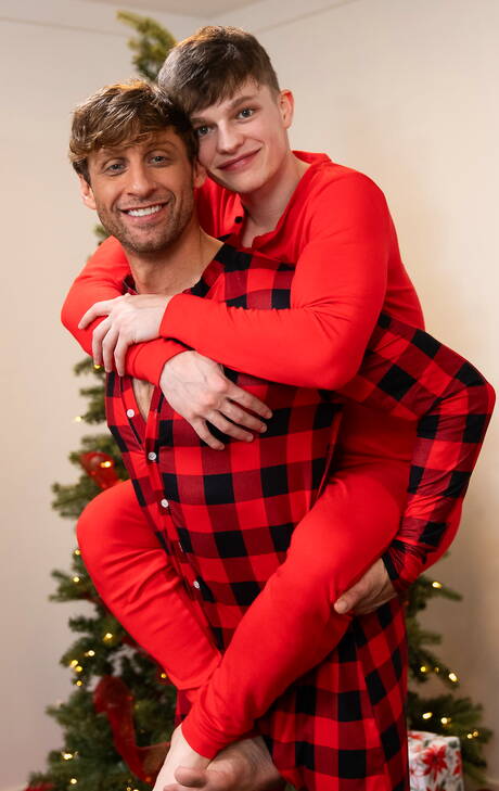 Heiße amerikanische Typen, der junge Jake Preston und der muskulöse Dom King ficken nach dem Saugen in den Arsch