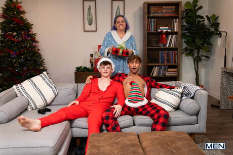 Les mecs américains chauds, le jeune Jake Preston et le musclé Dom King baisent le cul après avoir sucé