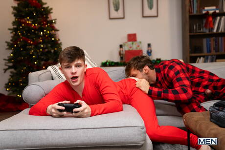 Les mecs américains chauds, le jeune Jake Preston et le musclé Dom King baisent le cul après avoir sucé