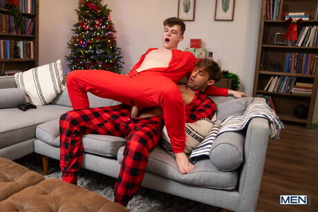 Les mecs américains chauds, le jeune Jake Preston et le musclé Dom King baisent le cul après avoir sucé