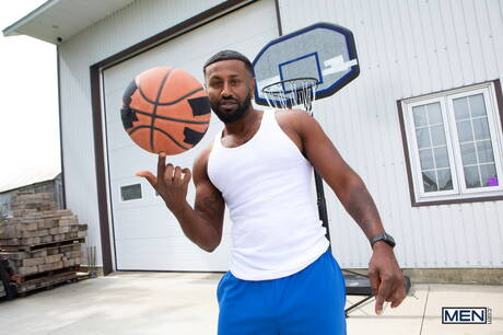 ホットなアメリカ人、若い男ジョーイミルズと強い雄牛ブラクストンクルーズは屋外で異人種間のアナルセックスをします