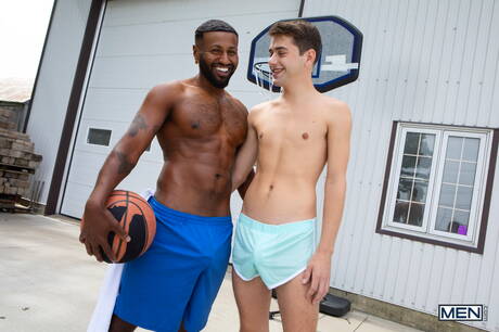 ホットなアメリカ人、若い男ジョーイミルズと強い雄牛ブラクストンクルーズは屋外で異人種間のアナルセックスをします