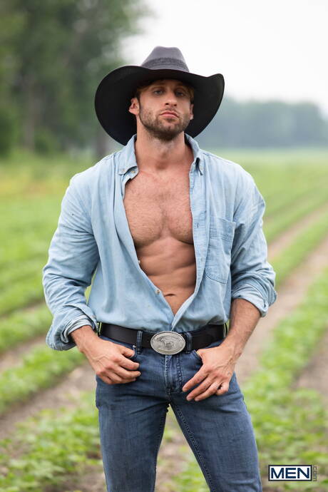 Men: French hairy stud Olivier Robert and american muscular Dom King drilling an ass outdoor