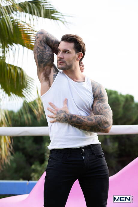 Der amerikanische Bodybuilder Papi Kocic und der britische Hengst Mister Deep Voice ficken nach einem Blowjob im Freien in den Arsch