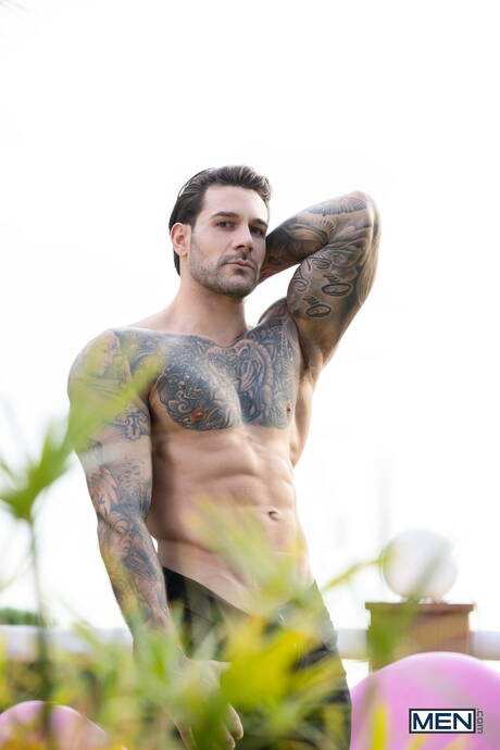 アメリカのボディビルダー、パピ・コシックとイギリスのスタッド、ミスター・ディープ・ボイスが屋外でフェラチオした後にアナルファック