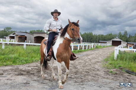 Men.com: Nice american buddies husky guy Austin Wolf and strong bull Tim James fuck after blowjob outdoor