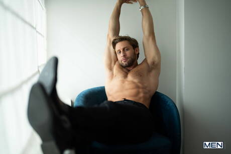 Der harte Kerl aus Puerto Rico, Ashton Summers, und der amerikanische Bulle Dom King haben heißen Sex in der Badewanne