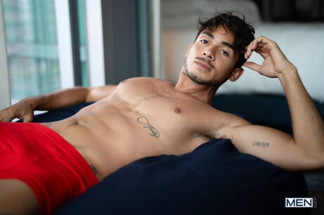 Puerto rican tough guy Ashton Summers and american bull Dom King have a hot sex in bath