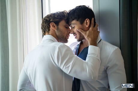 Der harte Kerl aus Puerto Rico, Ashton Summers, und der amerikanische Bulle Dom King haben heißen Sex in der Badewanne